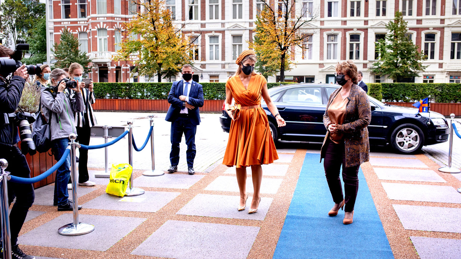Koningin Máxima arriveert bij het SER gebouw