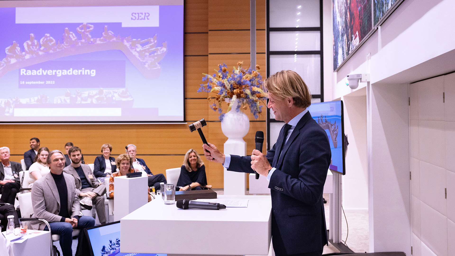 SER-voorzitter Kim Putters tijdens de raadsvergadering van september 2022
