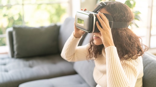 vrouw met virtual reality bril