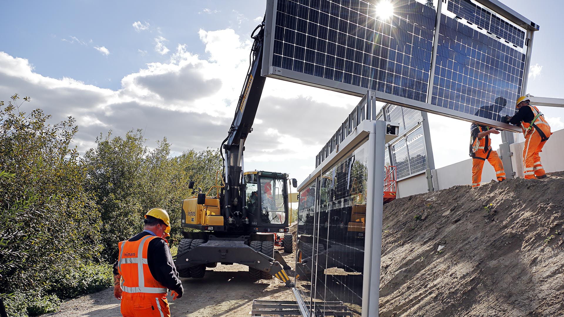 Plaatsen van zonnepanelen als geluidsschermen langs de snelweg.