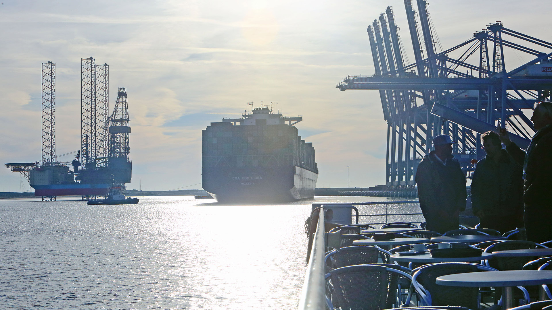 Vrachtschip in de haven.