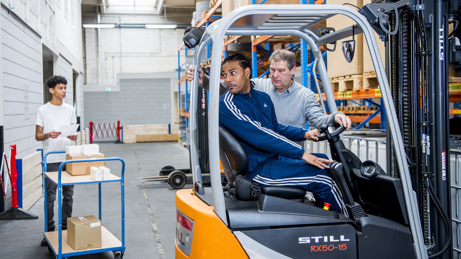 Studenten in actie in loods van het Zadkine College in Rotterdam, ze leren hier hoe te werken in een magazijn. Foto: Frank de Roo