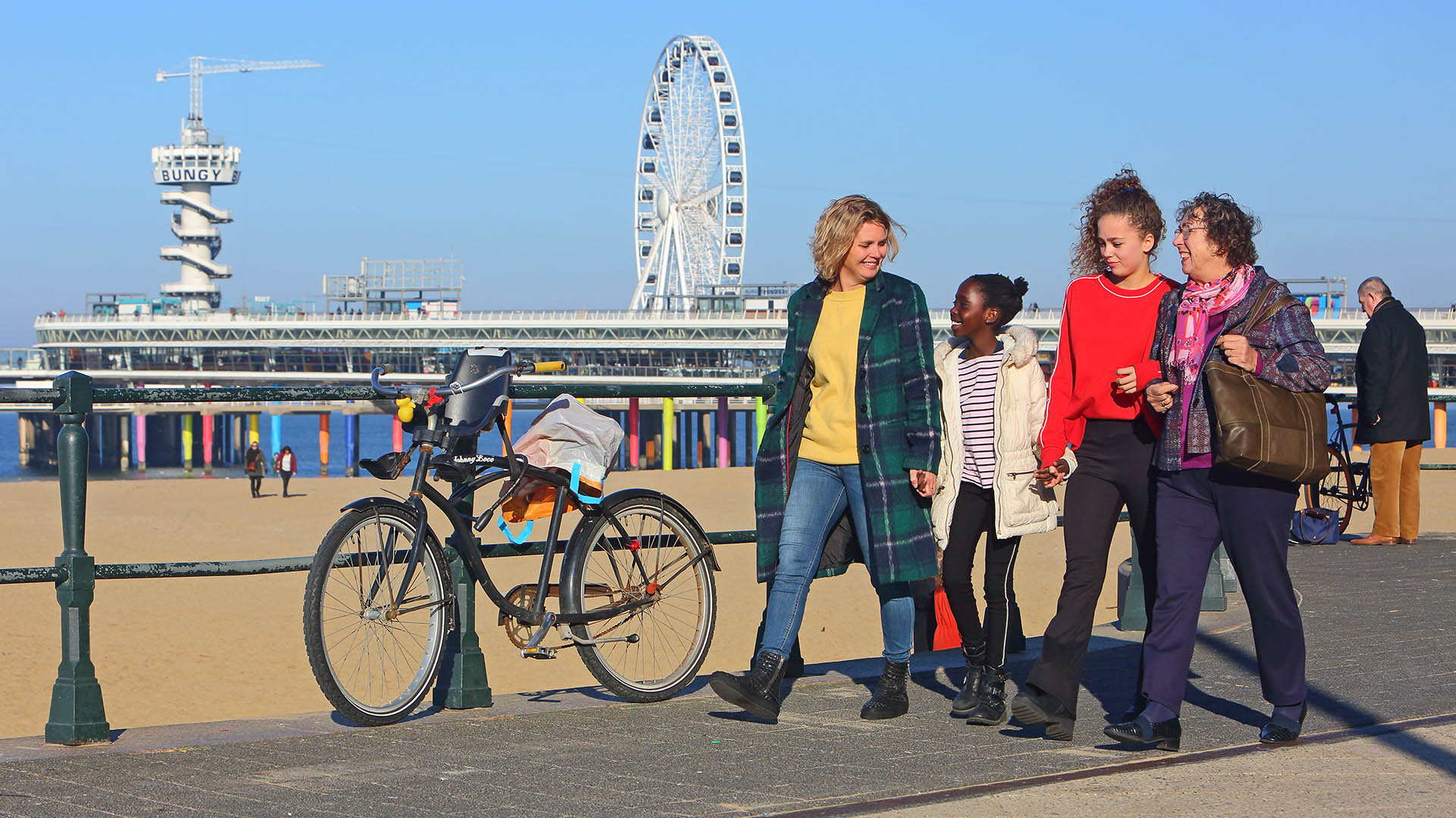 Wandelen over de boulevard van Scheveningen