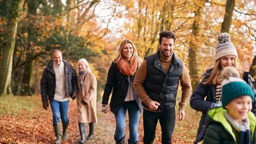 Drie generaties van een familie maken een boswandeling
