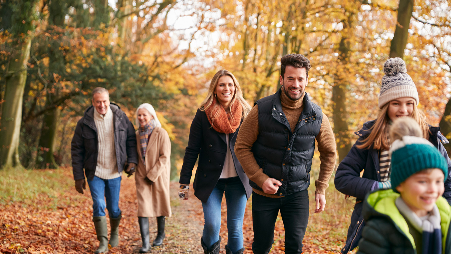 Drie generaties van een familie maken een boswandeling
