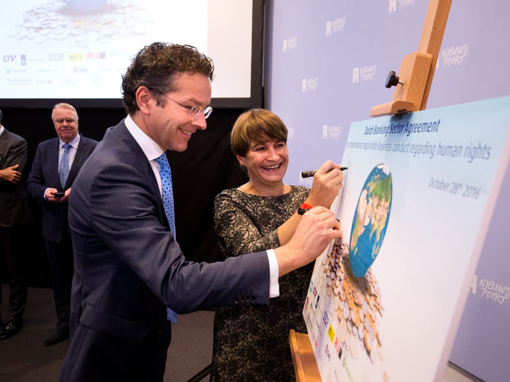 Minister Dijsselbloem (Financiën) en minister Ploumen (Buitenlandse Handel en Ontwikkelingssamenwerking) tekenen het bankenconvenant.