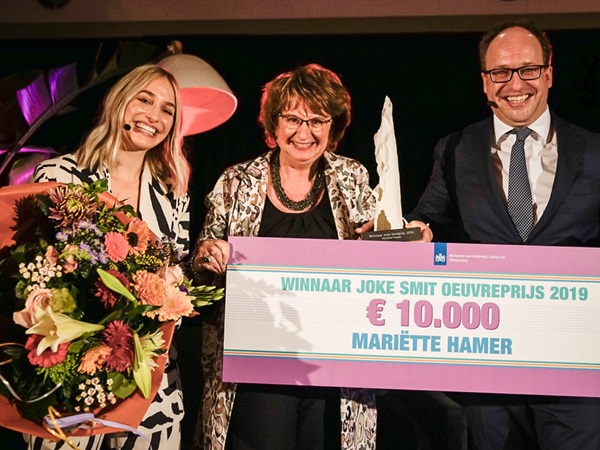 SER-voorzitter Mariëtte Hamer ontvangt de Joke Smit oeuvreprijs uit handen van Yara Michels van Linda Magazine en minister Wouter Koolmees