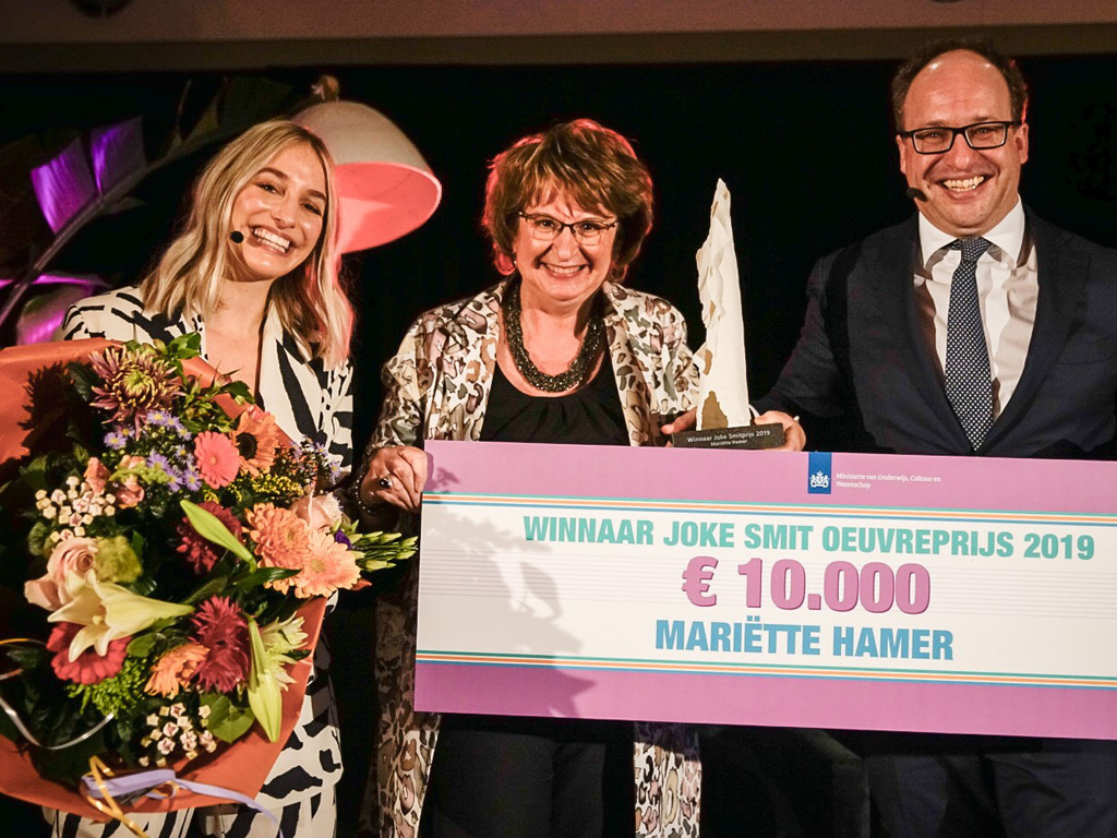 SER-voorzitter Mariëtte Hamer ontvangt de Joke Smit oeuvreprijs uit handen van Yara Michels van Linda Magazine en minister Wouter Koolmees