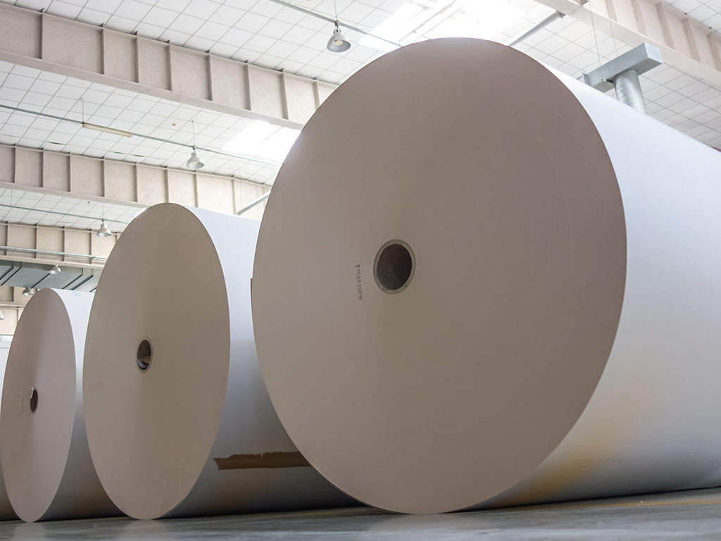 Rollen papier in papierfabriek