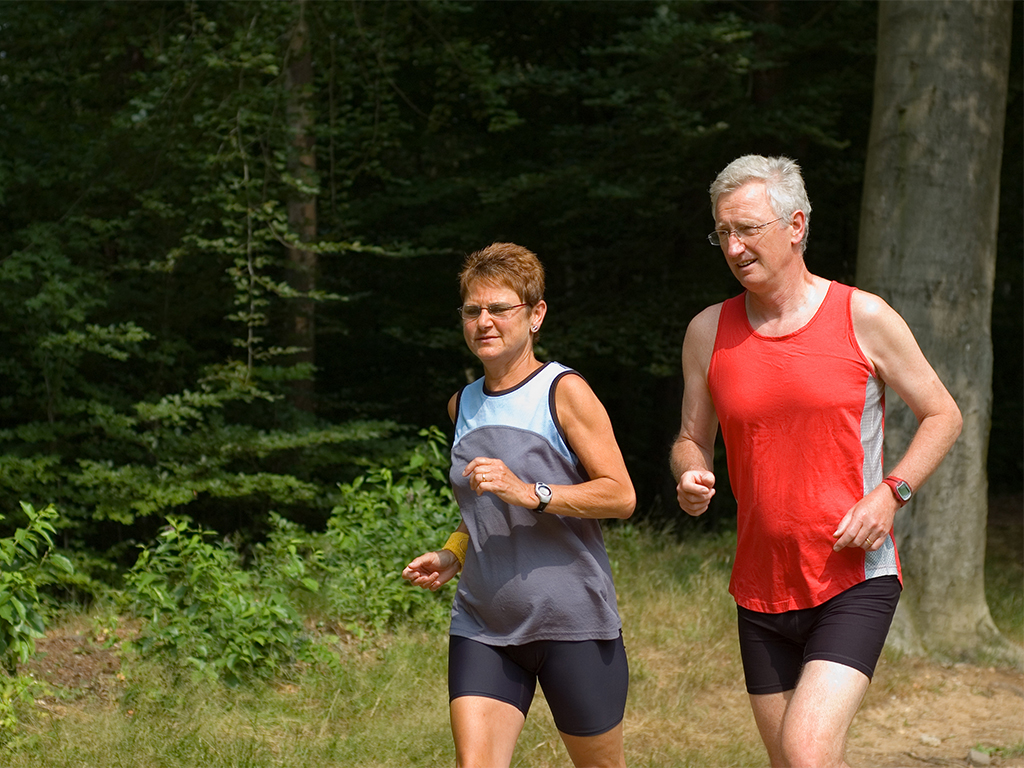 Sportend stel in de natuur