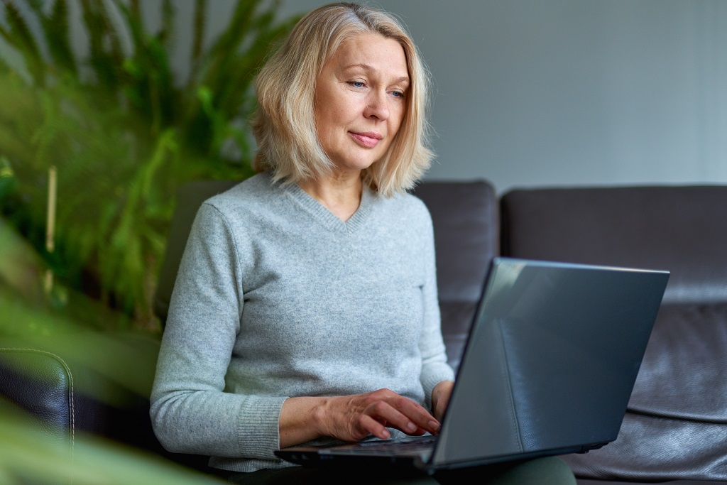 vrouw aan laptop