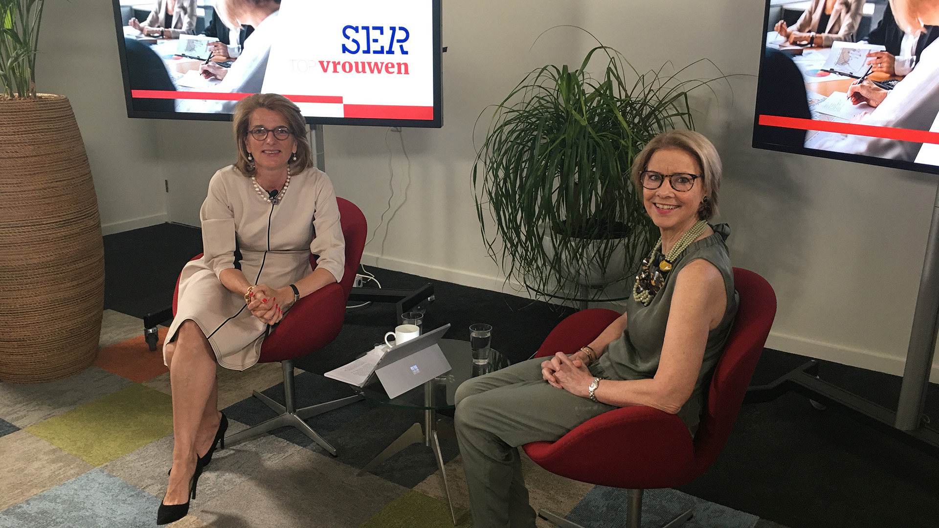 Marguerite Soeteman-Reijnen en Margot Scheltema in de studio.