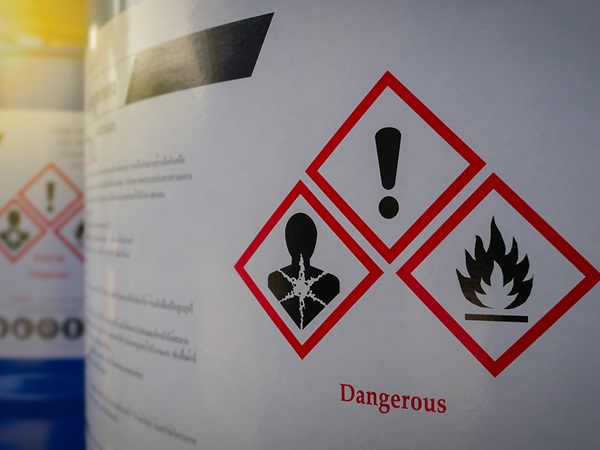 Chemische vaten Tank met een waarschuwingslabel in de chemische fabriek