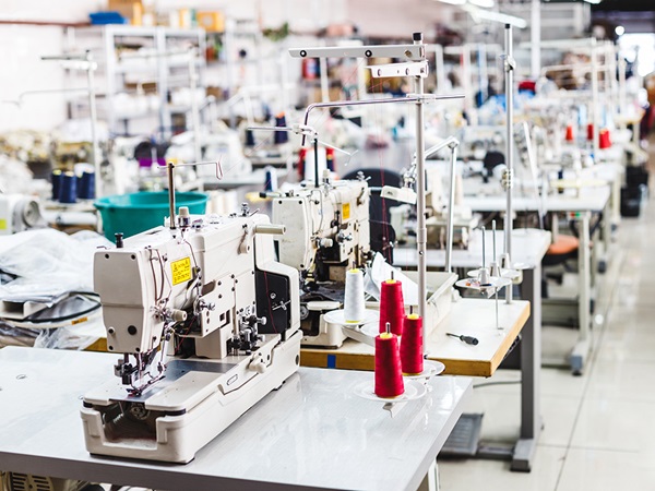 Diverse naaimachines in kledingfabriek
