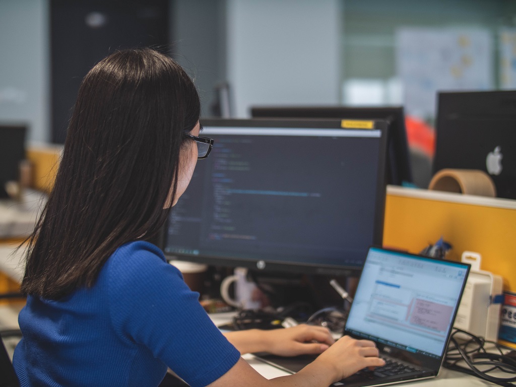 jonge vrouw computer