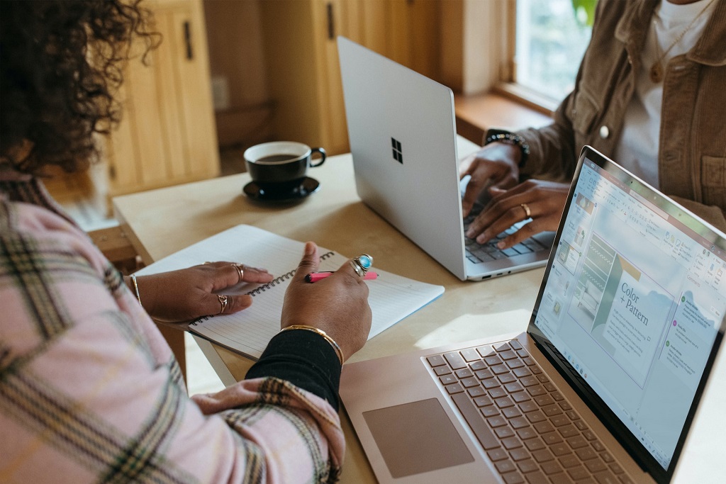 vrouwen aan laptop