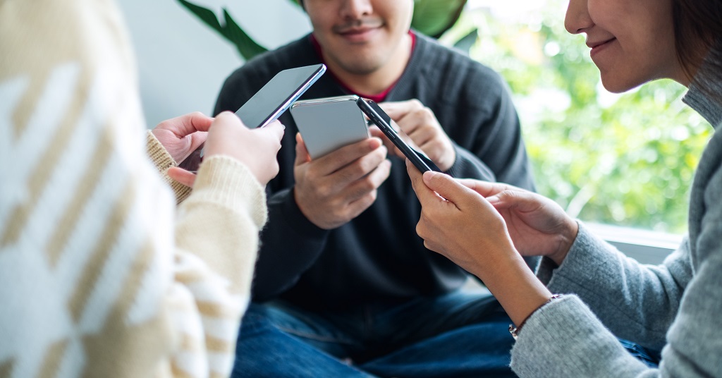 mensen op mobiele telefoon