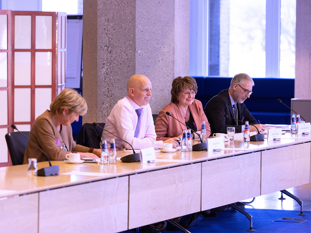 Tweede Kamercommissie VWS bespreekt SER-zorgadviezen. Kitty Jong (FNV), Anthony Stigter (VNO-NCW), Mariëtte Hamer (voorzitter SER) en Piet van den Reijen (SER).