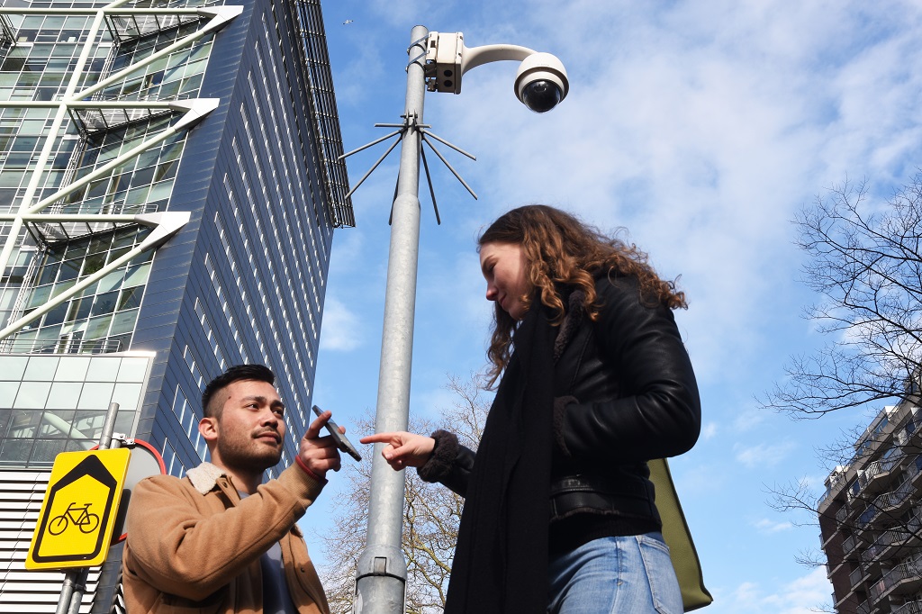 man en vrouw met smartphone