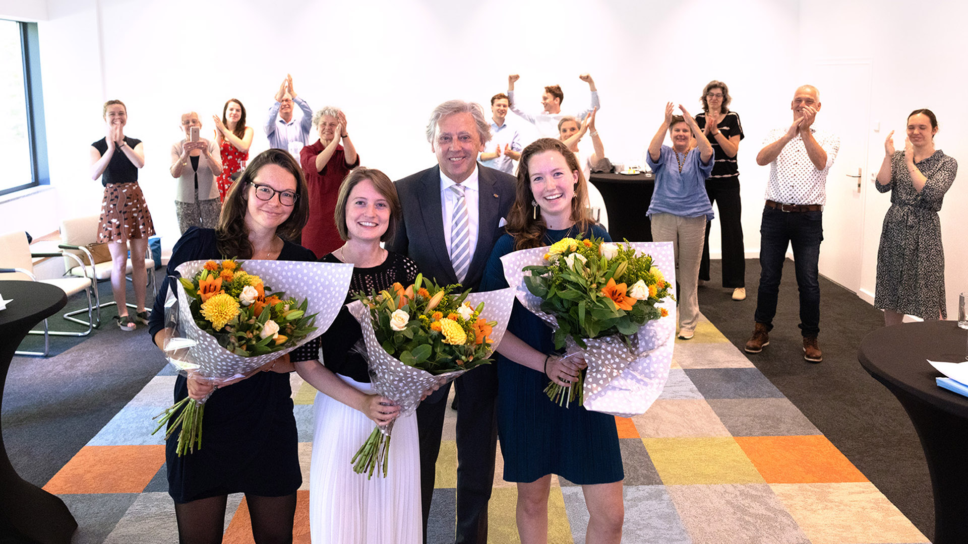 Winnaars SER ScriptiePrijs V.l.n.r.: Ilse Dijkstra, Sabine Verbunt, juryvoorzitter Ed Nijpels en winnaar Julia Postmes
