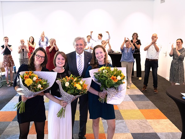Winnaars SER ScriptiePrijs V.l.n.r.: Ilse Dijkstra, Sabine Verbunt, juryvoorzitter Ed Nijpels en winnaar Julia Postmes