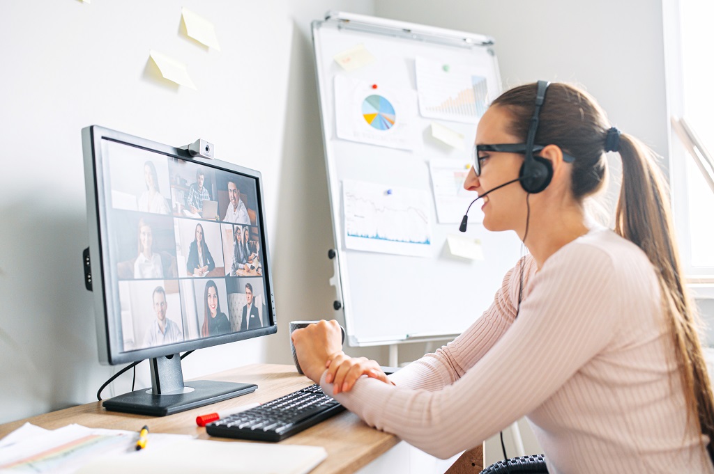 vrouw werkt thuis aan computer