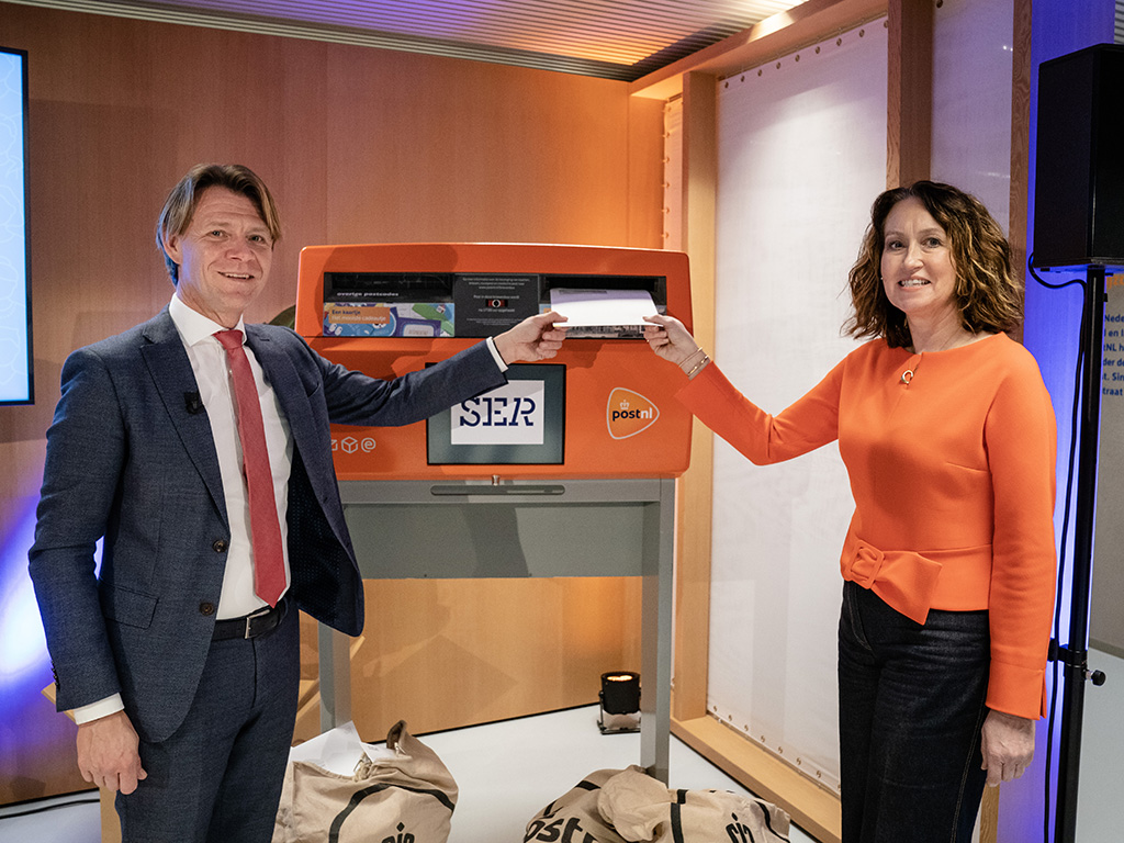 Kim Putters en Herna Verhagen versturen de brieven