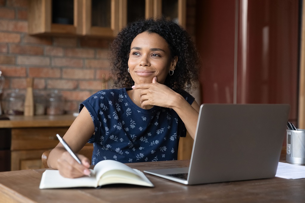 vrouw aan laptop