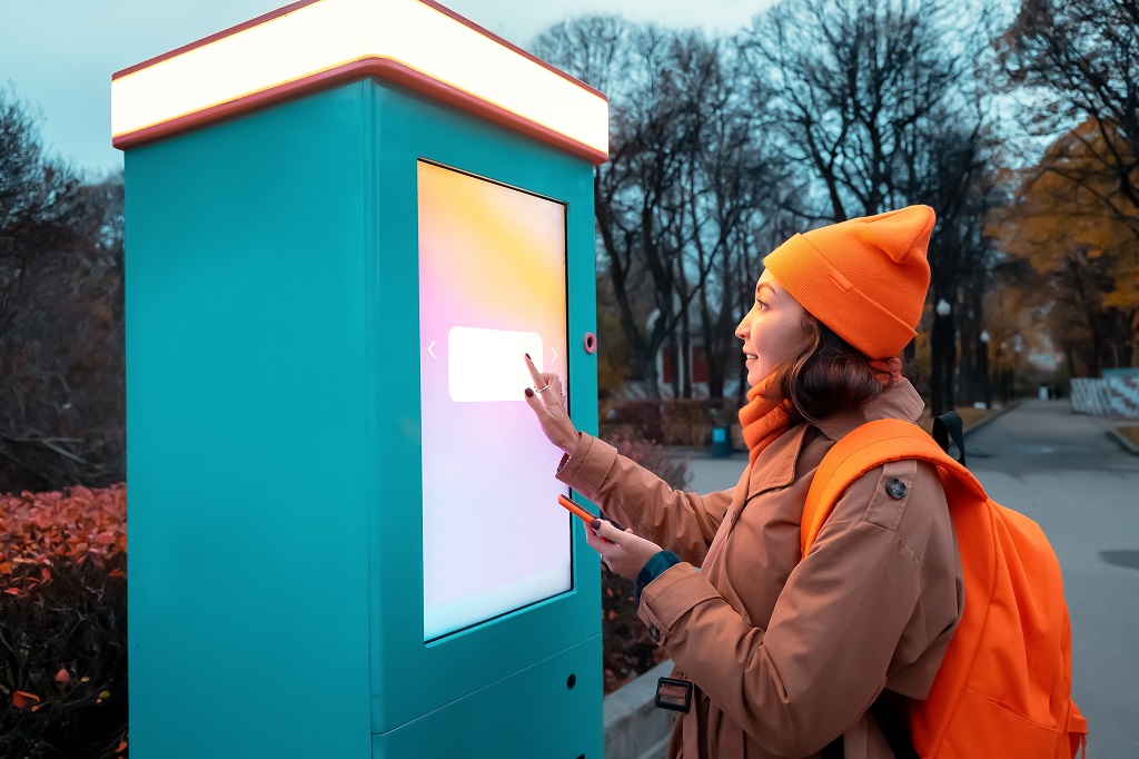 vrouw bedient digitale zuil