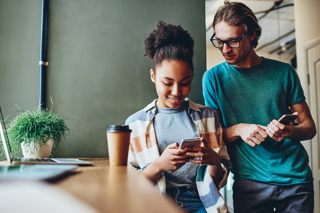 personen met mobiele telefoon