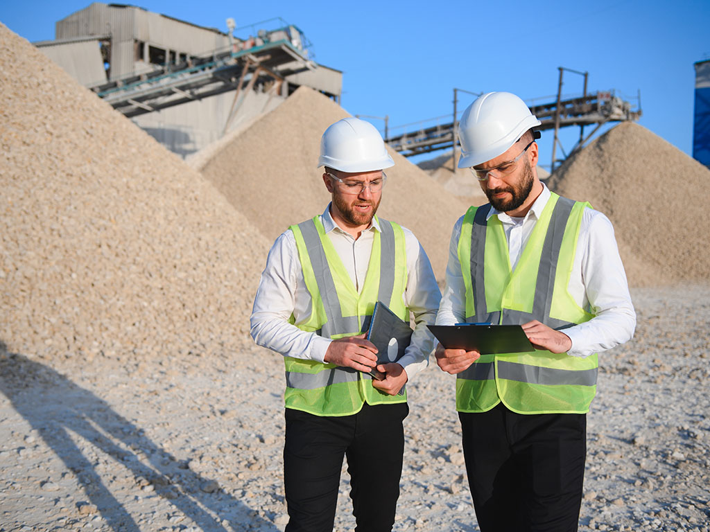 Twee ingenieurs bij een steenbrekerij. Het concept van de steengroeve