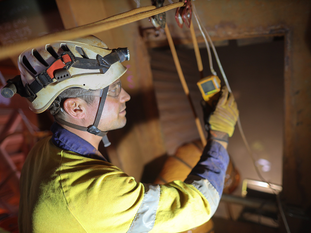 Inspecteur voert met atmosfeerdetector testen uit
