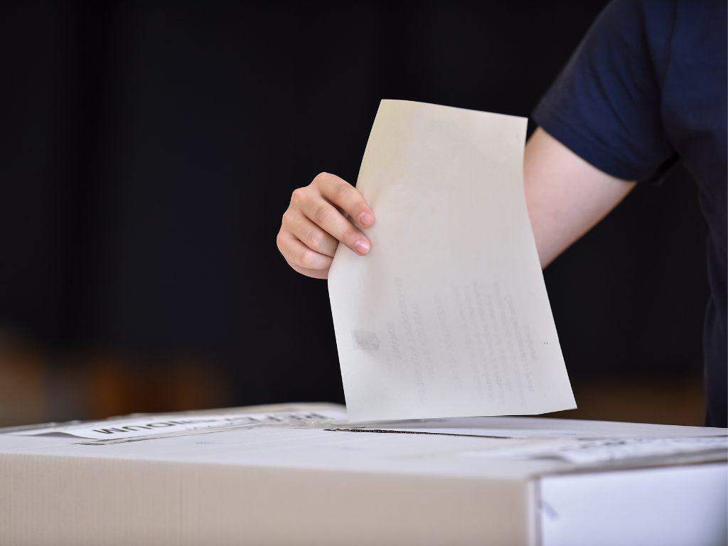 Groep mensen die met elkaar in gesprek is