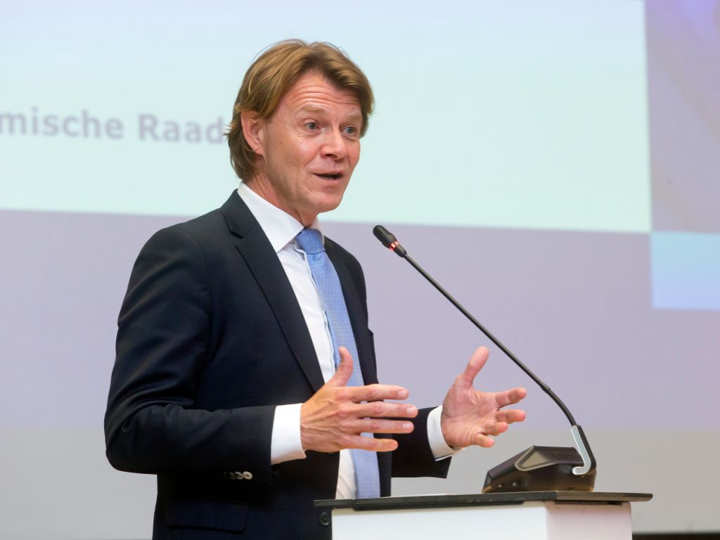 SER-voorzitter Kim Putters tijdens de bijeenkomst bij de SER over het expertbureau Blootstelling aan Stoffen op het Werk (BSW)  op 15 juni 2026