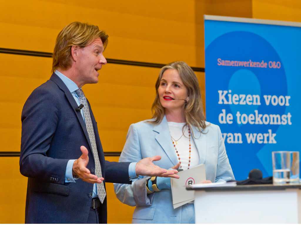SER-voorzitter Kim Putters in gesprek met dagvoorzitter Esther van Rijswijk tijdens de bijeenkomst 'Kiezen voor de toekomst van werk' op 30 juni 2026 bij de SER.