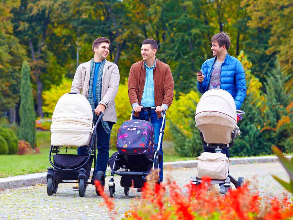 Drie mannen met kinderwagens