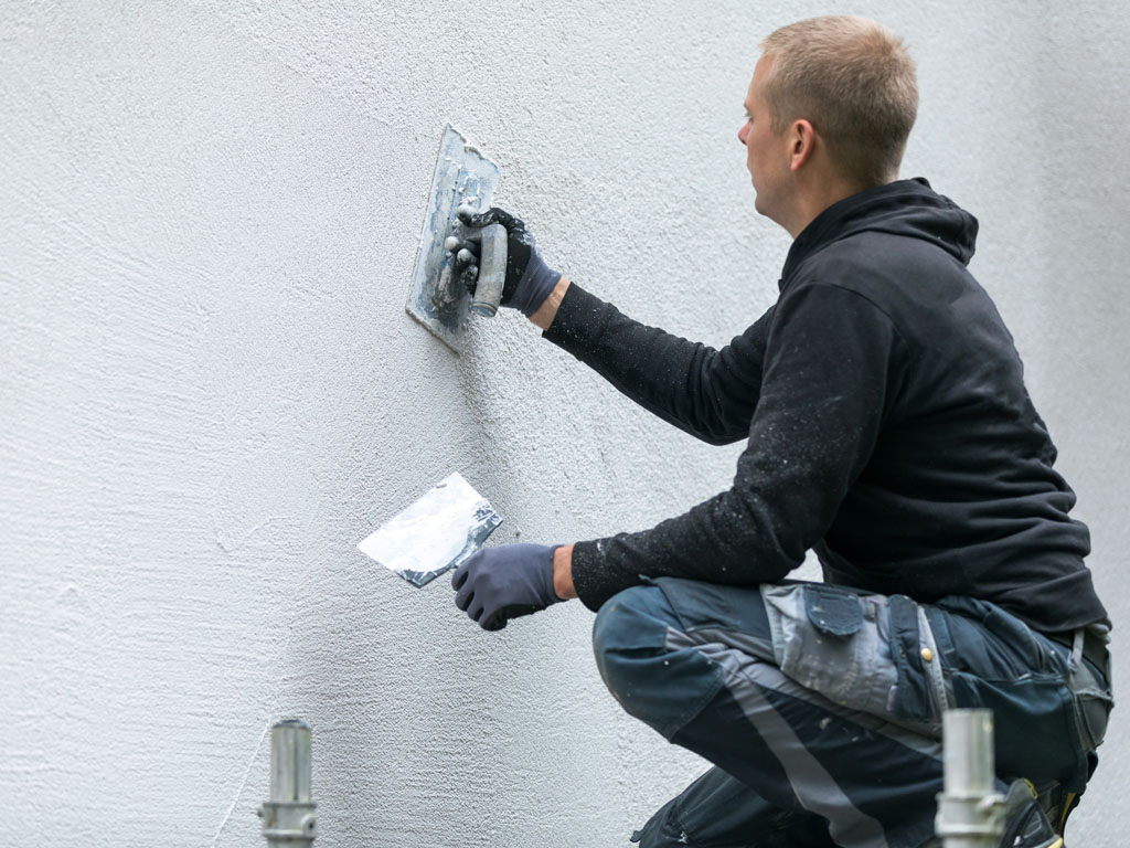 Sierpleister op huis aanbrengen