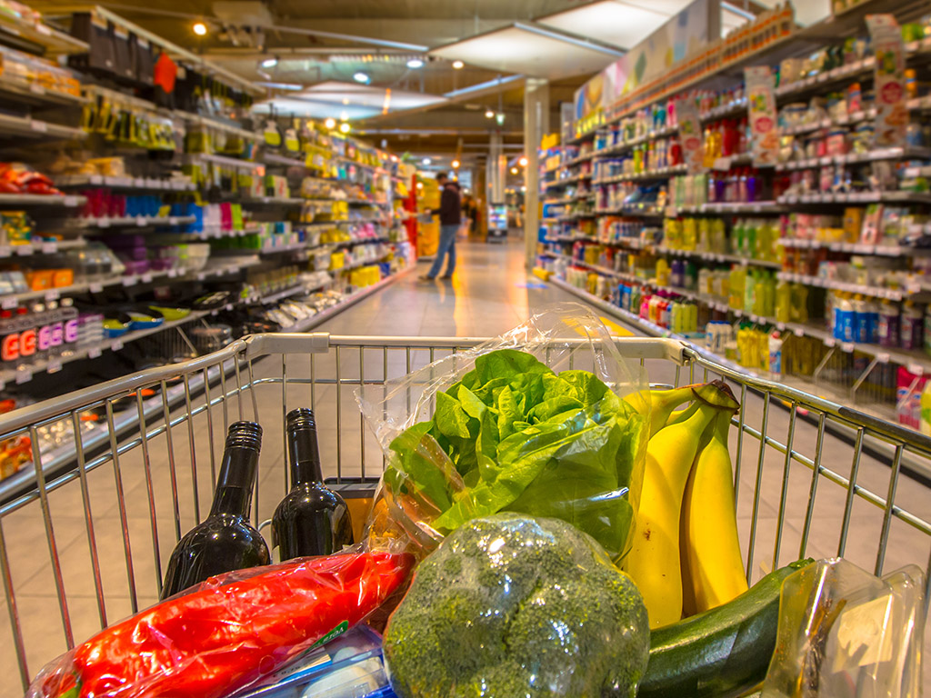 Voedingsmiddelen in winkelwagen in supermarkt