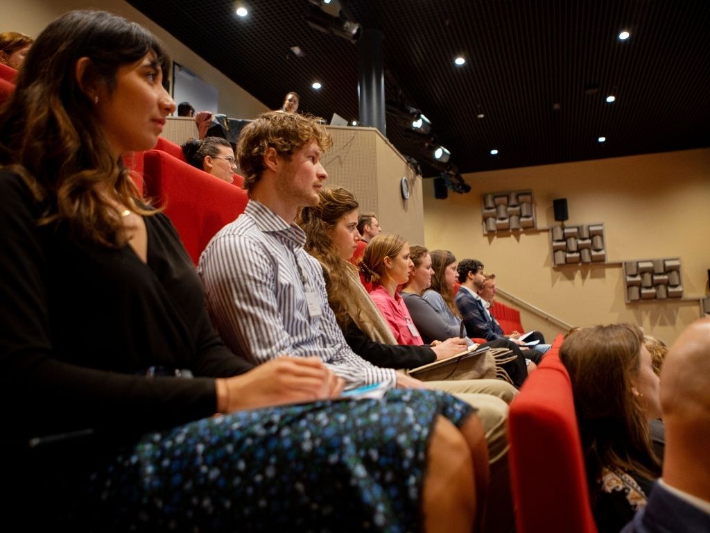 Publiek tijdens bijeenkomst over draagvlak op de Radboud Universiteit in Nijmegen