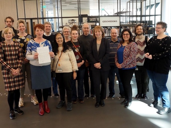 Groepsfoto ondertekening Charter Diversiteit door Bibliotheek Deventer