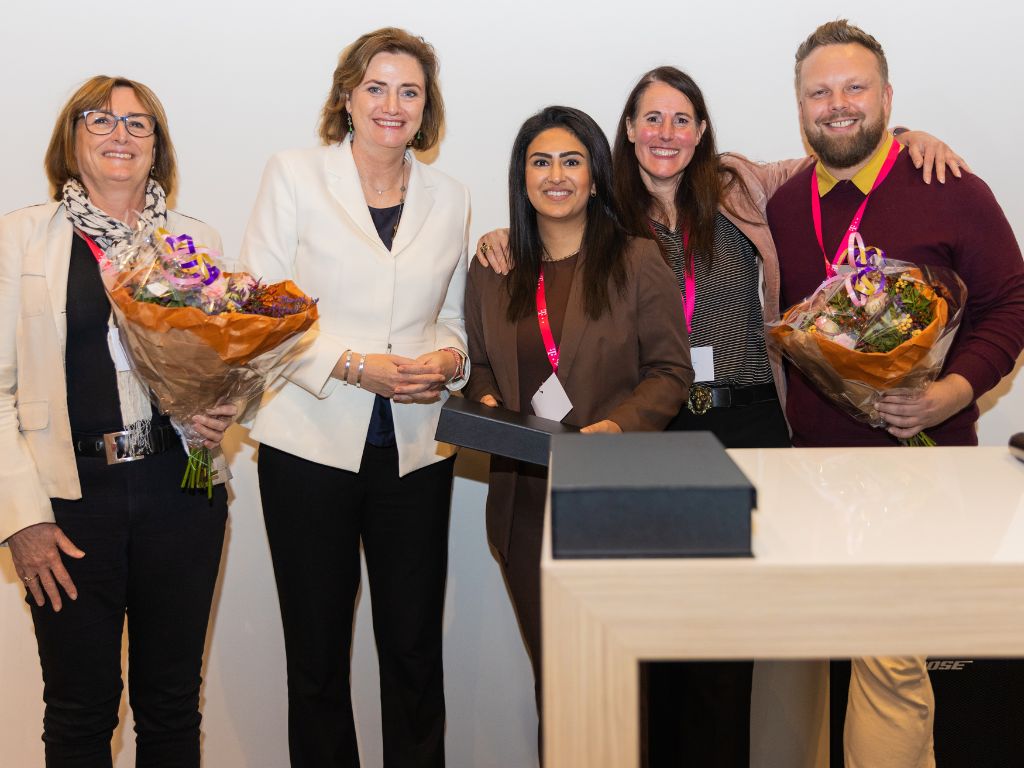 Groepsfoto winnaars en genomineerden Award Diversiteit in Bedrijf 2022, categorie groot bedrijf. Van links naar rechts: Anita Heijmans, minister Karien van Gennip, Sanam Azizi, Joy Lodarmasse en Ronald Nieuwenhuis.