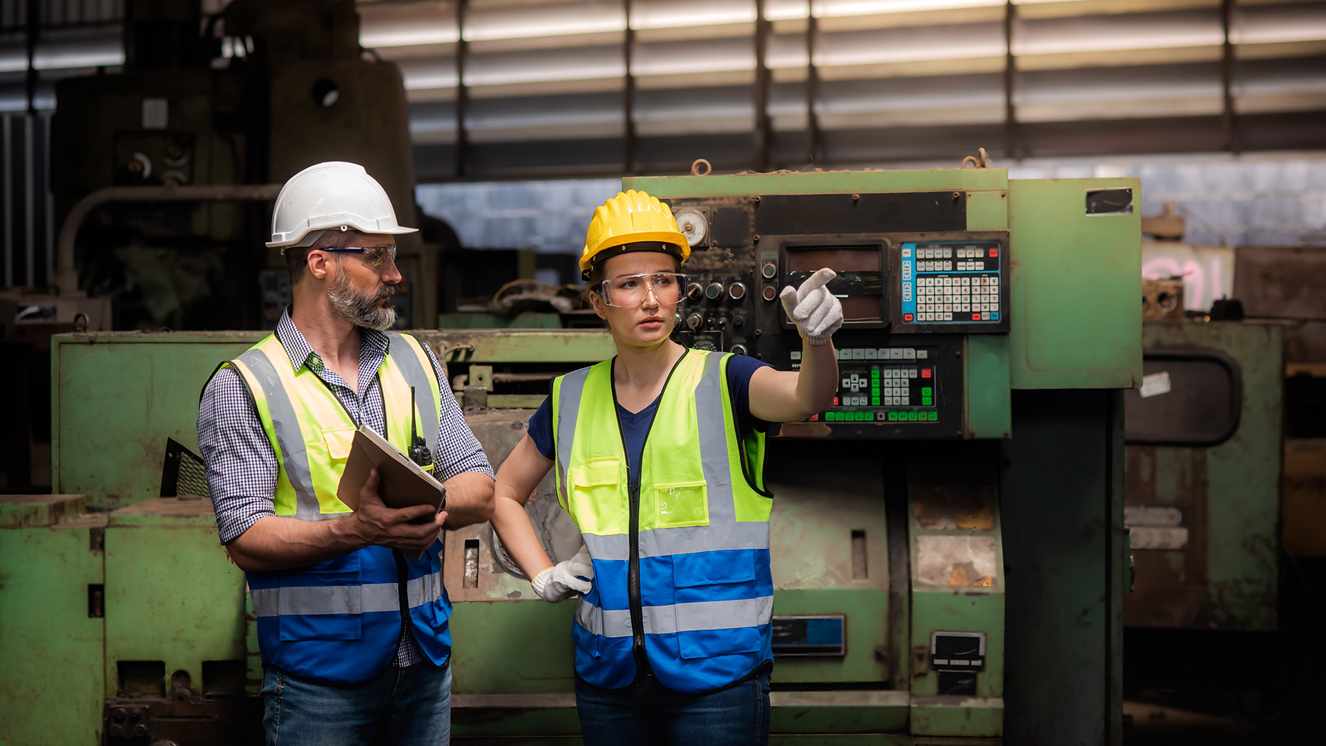 Inspectie door medewerkers in veiligheidskleding in een fabriek