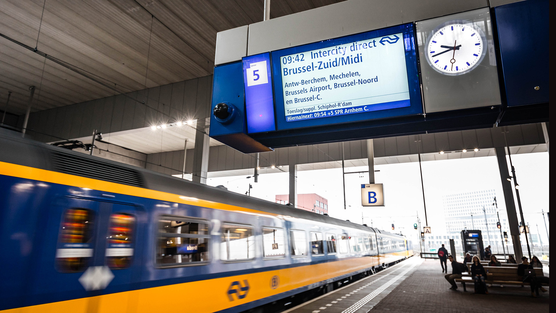 De trein naar Brussel Zuid rijdt weg van het station