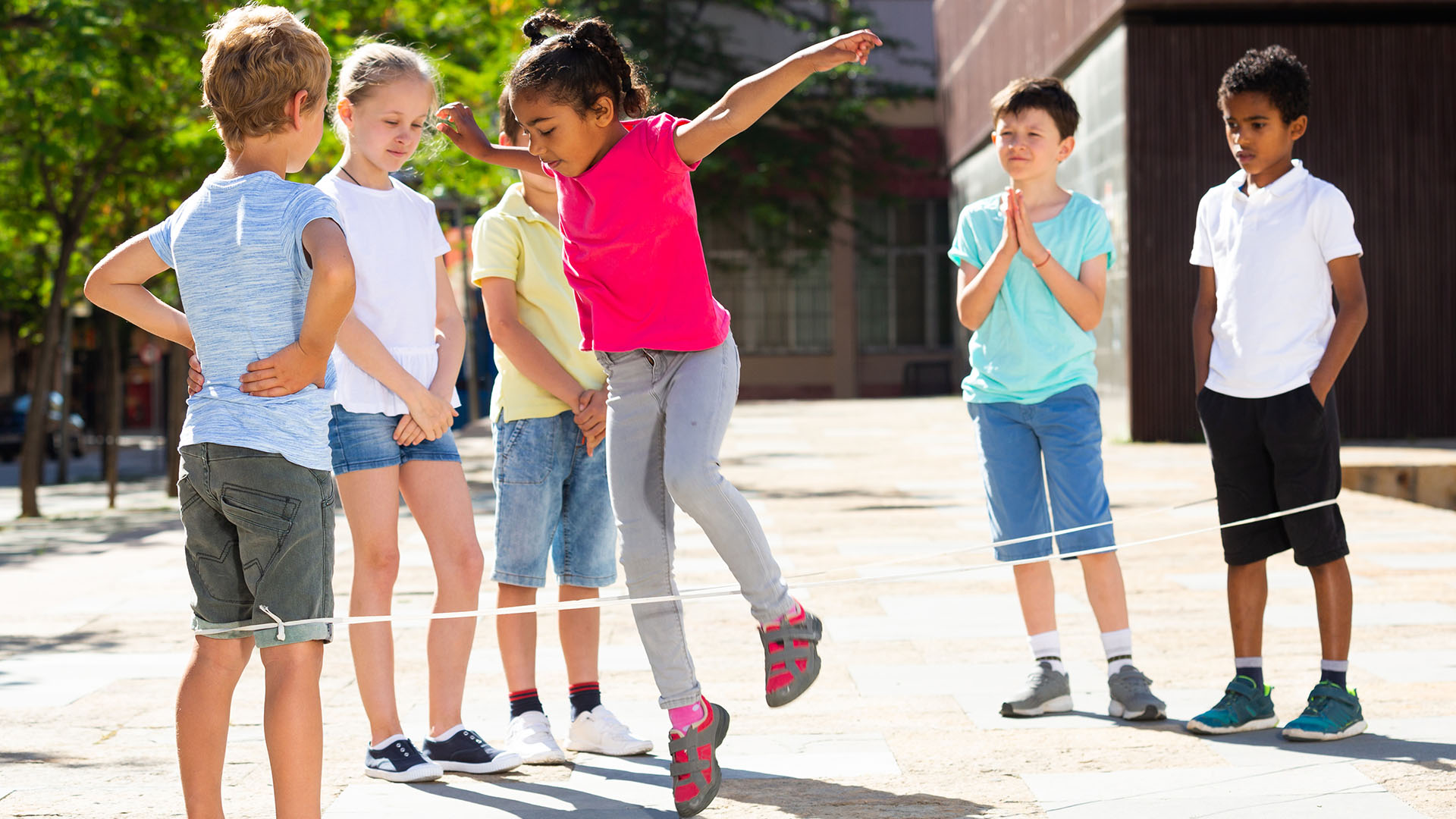 Kinderen spelen en springen op elastisch springtouw