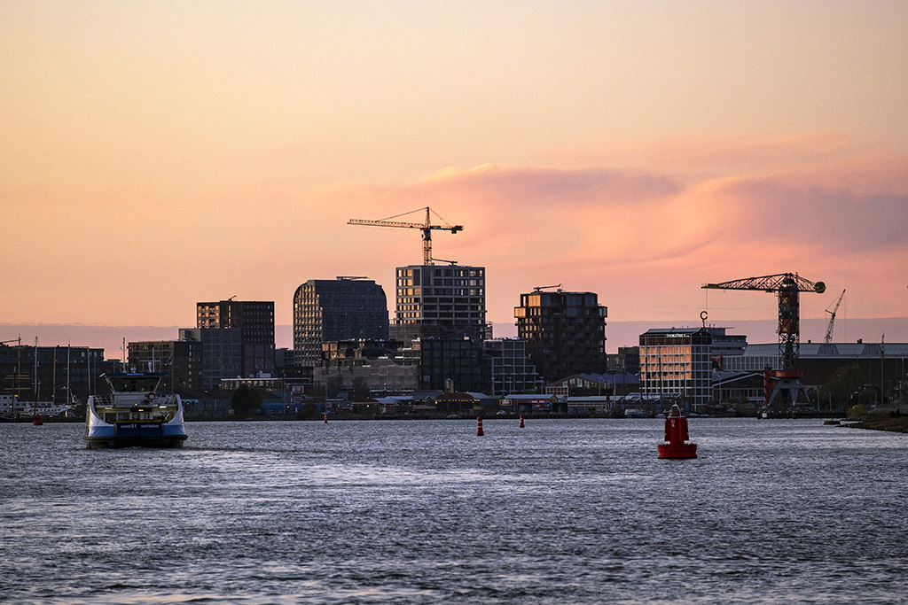 Bouwwerkzaamheden in de haven van Amsterdam aan het IJ