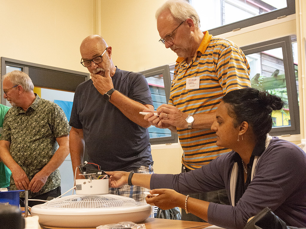 Repair promotion, volunteers from Repair Café