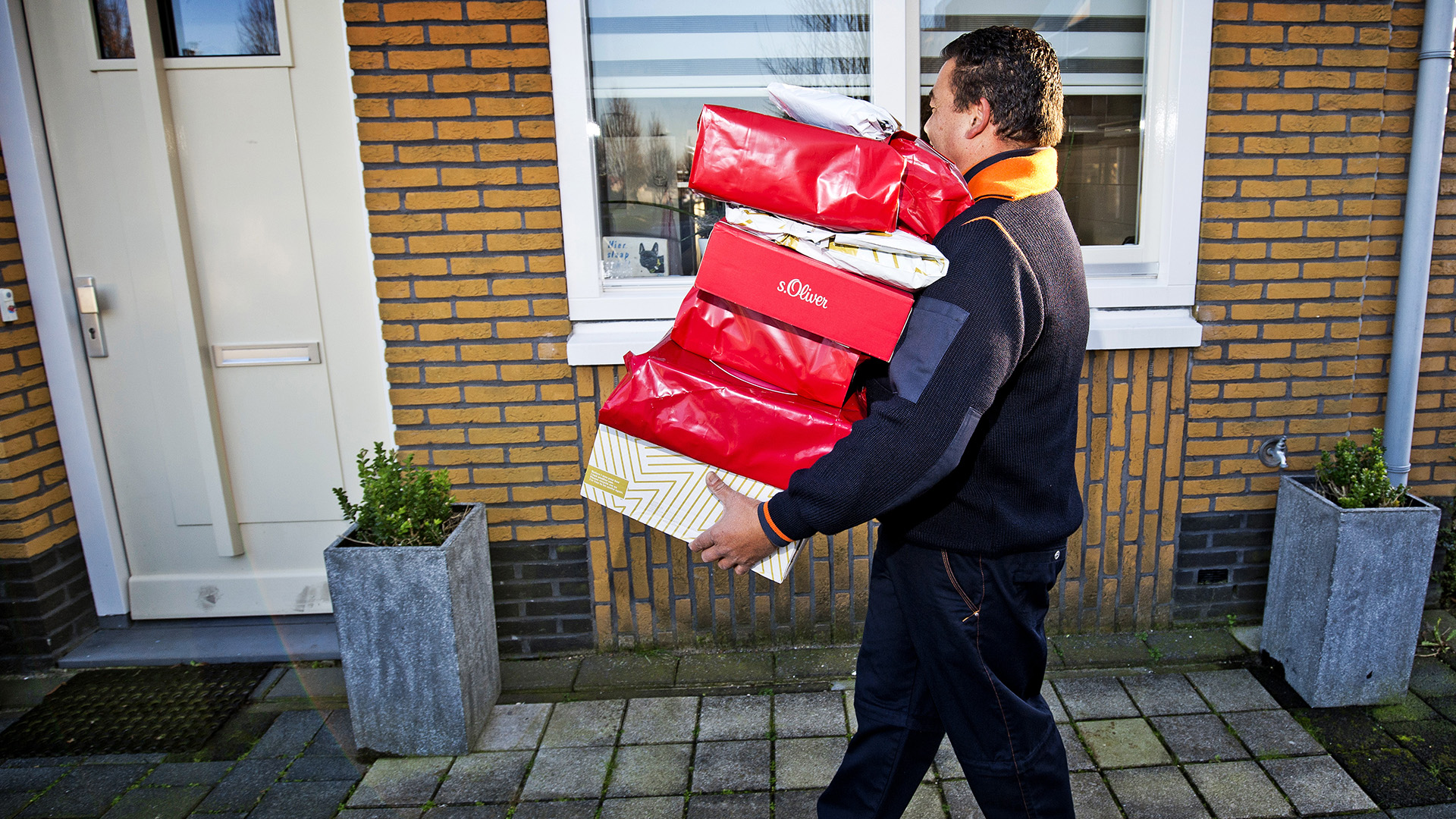 Pakketbezorger heeft zijn handen vol
