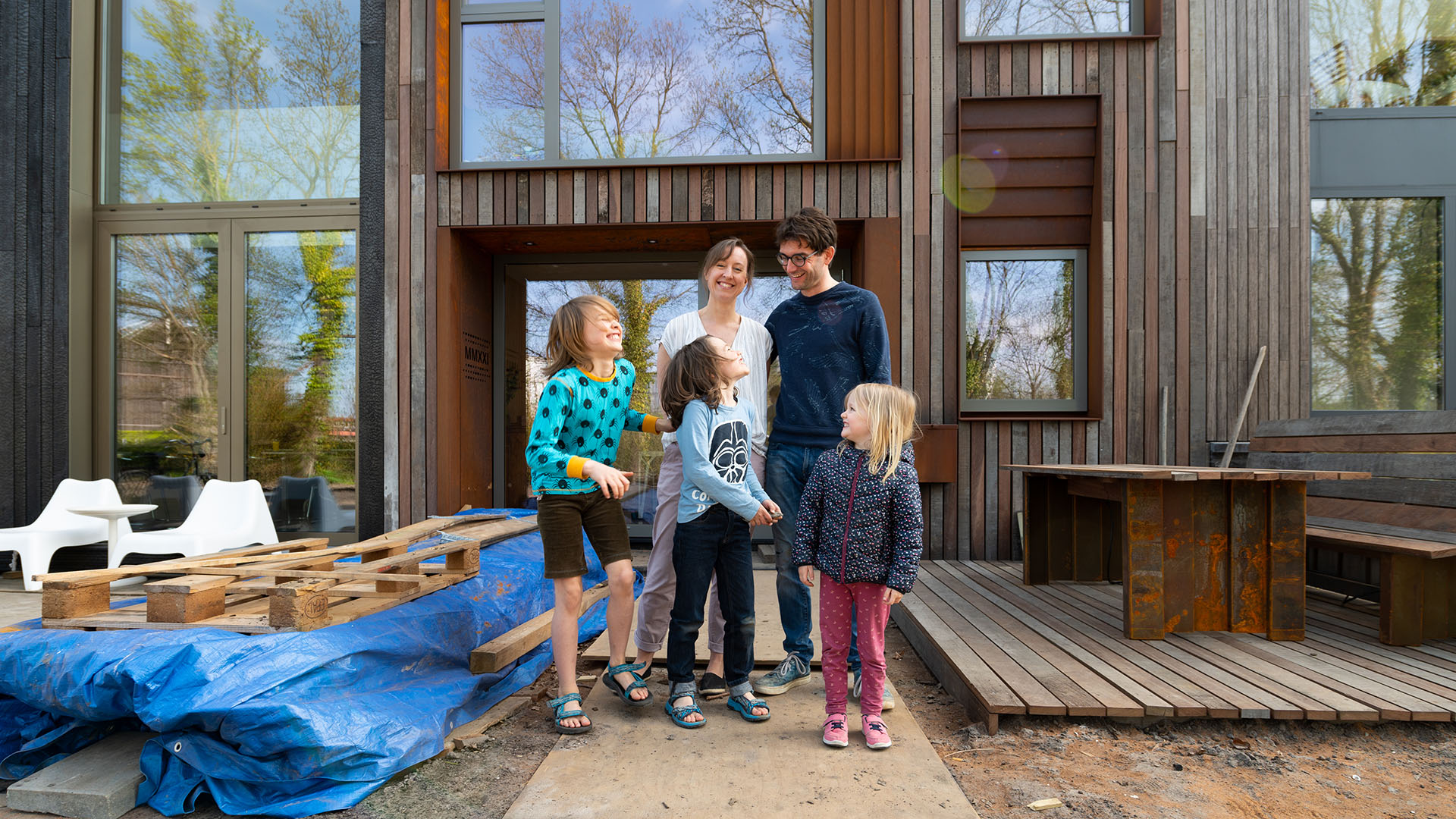 Woningmarkt, gezin voor nieuwbouw houtbouw woning