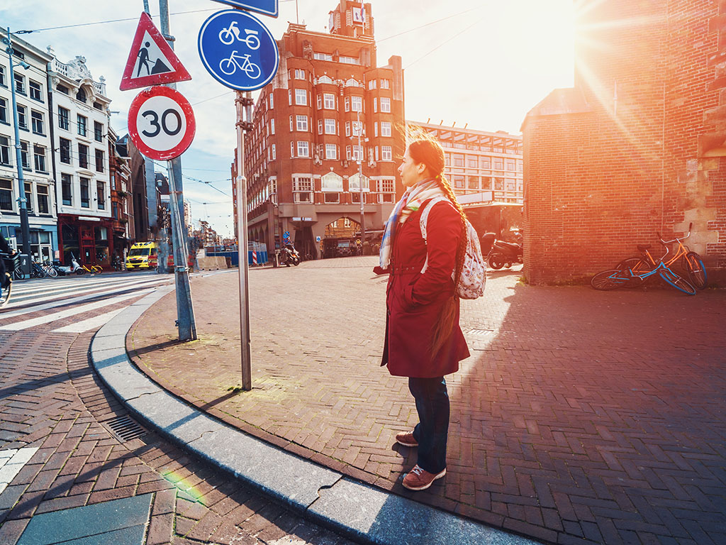 Vrouw op straat in de stad tijdens lockdown