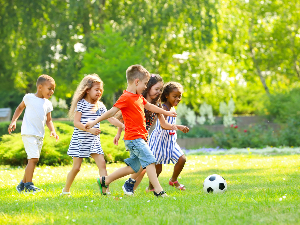 Kinderen spelen voetbal buiten